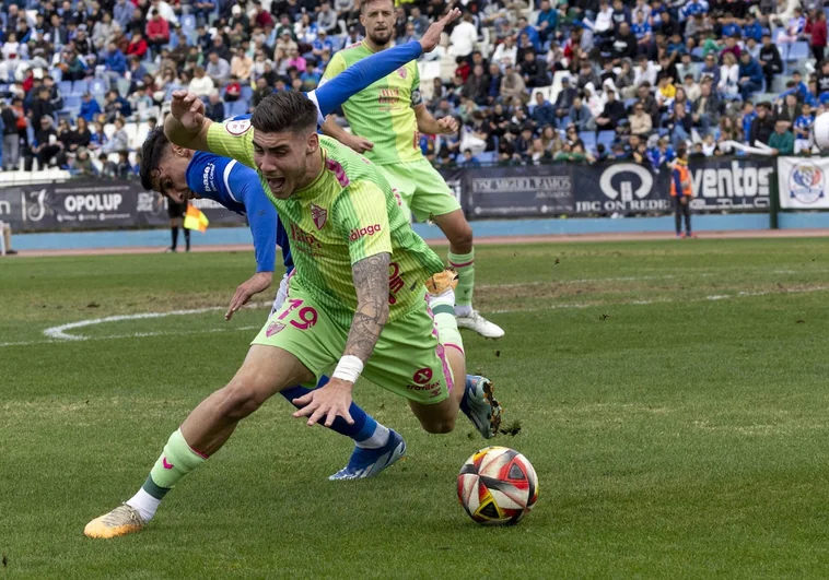El Málaga desconecta tras el descanso y naufraga en un campo en pésimo estado (1-0)